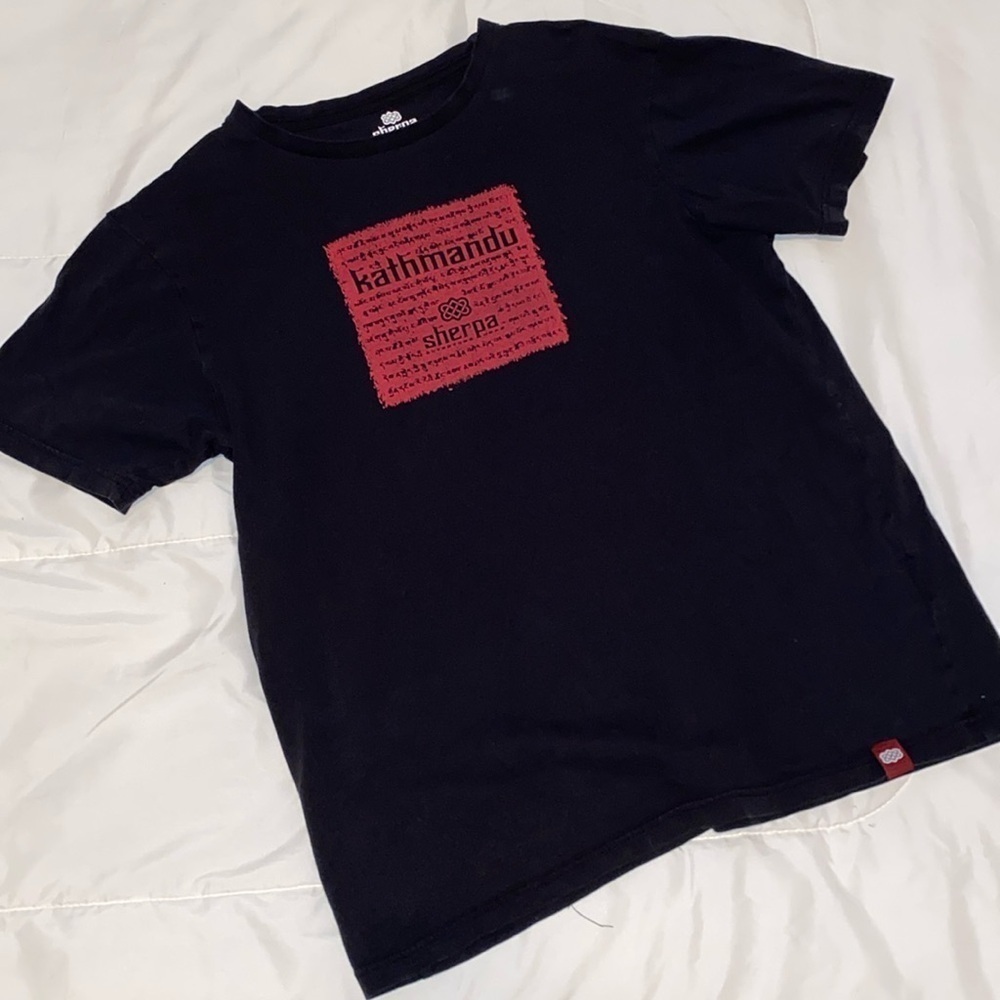 Sherpa - adventure gear black Tshirt